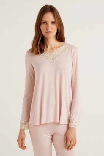 Woman sweater with lace detail
