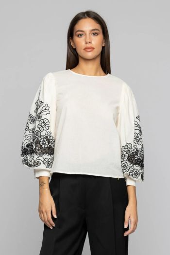Elegant blouse with floral embroidery for women